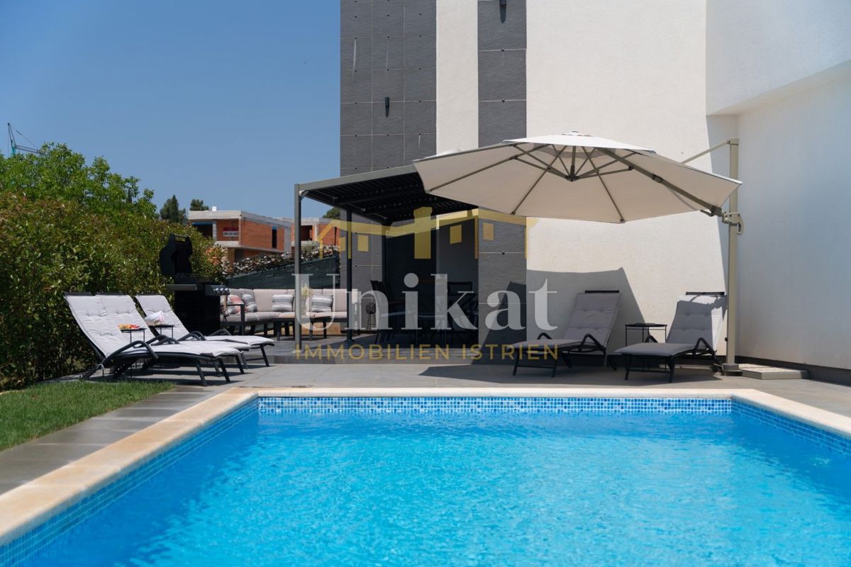 Moderna doppia villetta con piscina e vista mare